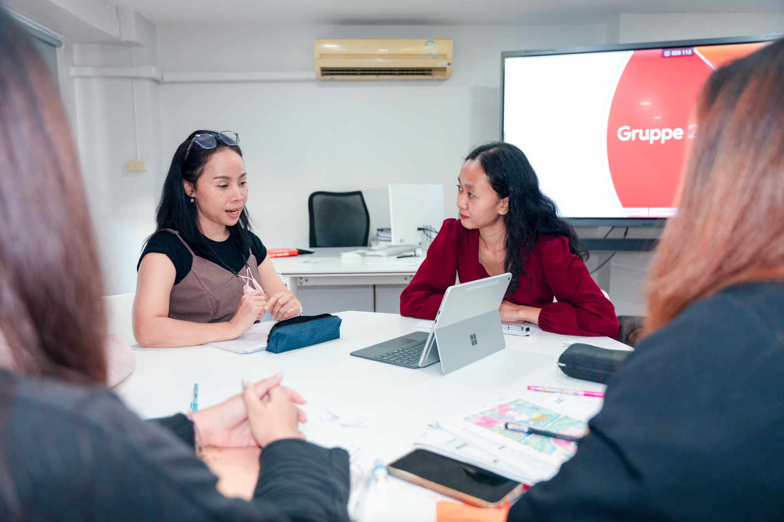 Deutschunterricht in der hauseigenen HappyCare-Sprachschule in Bangkok